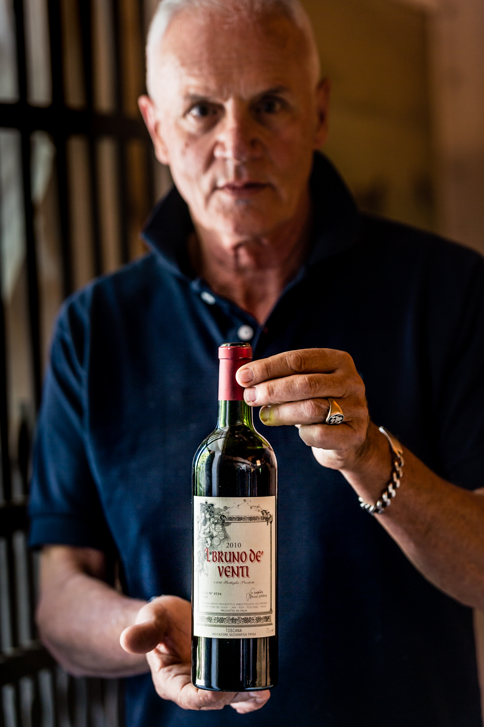 Giovanni Dolfi presenting a bottle of 'L Bruno de' Venti 2010